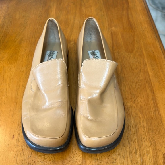 L. J. Simone vintage tan loafers with black sole. Women’s size 6.5 - Picture 1 of 3